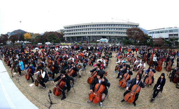 학생 2500명 서울대서 신세계교향곡 연주 