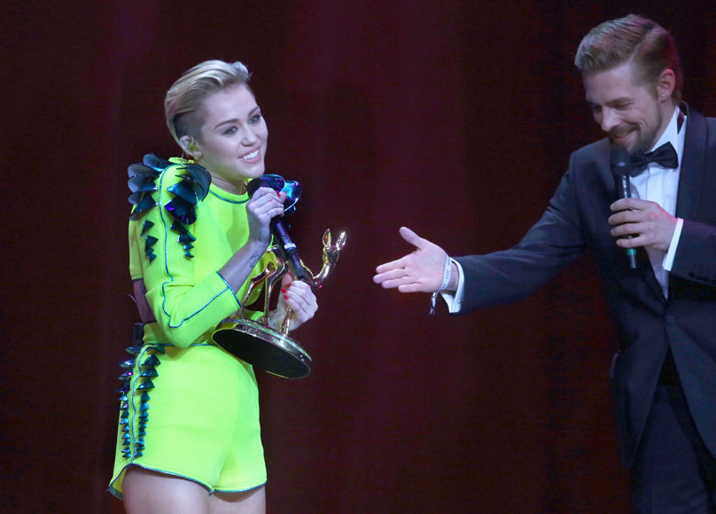 2013 밤비 미디어 어워즈(Bambi media awards)에서 ‘인터내셔널 팝 부문’상을 수상한 가수 마일리 사이러스. AP/뉴시스