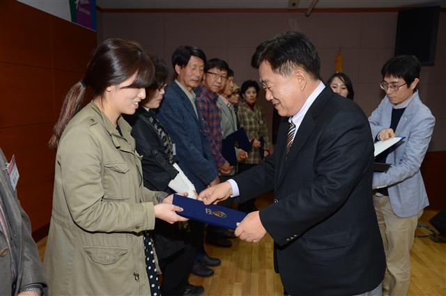 조 시장이 순천대학교에서 열린 가든문화산업 전문 인력 양성을 위한 맞춤형 일자리 창출 교육훈련생 수료식에서 수료증을 전달하고 있다.