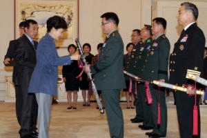 朴대통령, 군 장성 수치 수여