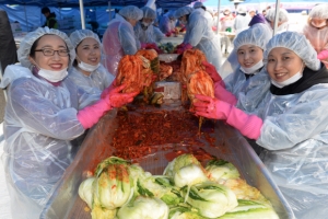 어린이집 교사들 ‘사랑의 김장’