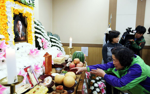 17년 동안 의식불명 상태로 지내다 15일 오전 숨진 전직 의경 김인원씨의 어머니가 광주 광산구 광주보훈병원에서 분향하고 있다. 광주 연합뉴스