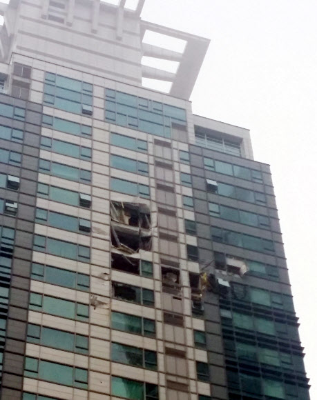 헬기 충돌에 파손된 고층 아파트