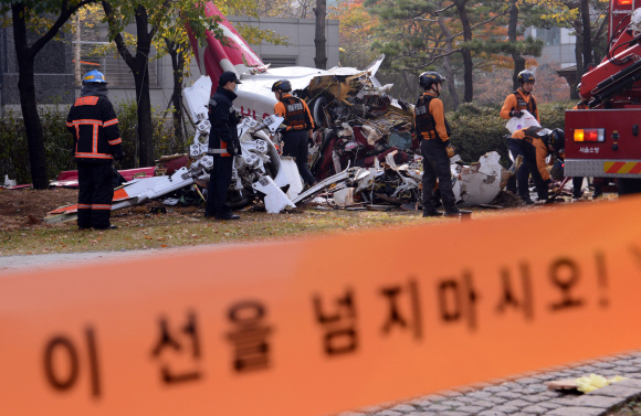 서울 강남구 삼성동 아이파크에 헬기가 충돌하는 사고가 발생한 16일 오전 소방대원들이 사고헬기를 수습하고 있다. 정연호 기자 tpgod@seoul.co.kr
