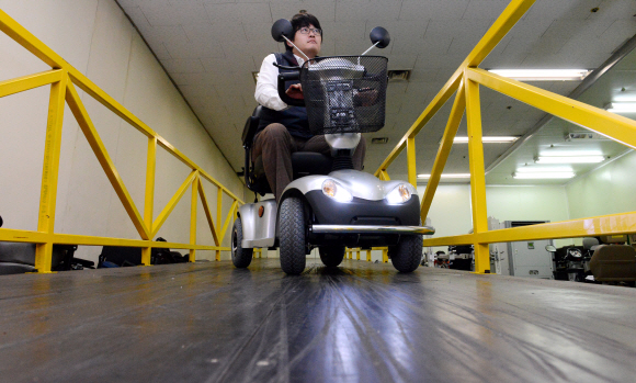 장애인들을 위한 의료장비인 전동차에 대한 안전도 검사.