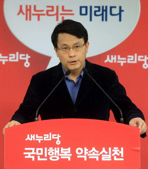 기자간담회 하는 윤상현 새누리당 원내수석부대표 윤상현 새누리당 원내수석부대표가 17일 오후 서울 여의도 새누리당사에서 기자간담회를 열고 2007년 남북정상회담 대화록과 관련한 검찰의 수사 결과 등 현안관련 브리핑을 하고 있다. 연합뉴스