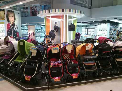 지난달 24일 홍콩 주룽 지역 웡콕 쇼핑센터에 있는 대형 유아용품점 ‘유진베이비’의 유모차 코너가 손님 없이 텅 비어 있다. 