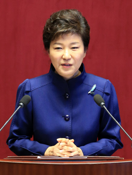 박근혜 대통령이 18일 오전 국회에서 열린 제9차 본회의에서 내년도 예산안에 대한 시정연설을 하고 있다. 연합뉴스