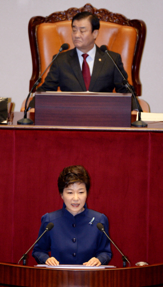 박근혜 대통령이 18일 오전 국회에서 내년도 예산안에 대한 시정연설을 하고 있다. 안주영 기자 jya@seoul.co.kr