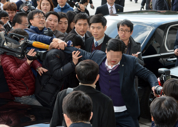 대통령의 18일 오전 국회 시정연설 직후 국회 본관 앞에서 강기정의원 등 민주당 의원들과 청와대 경호실 직원들이 몸싸움을 벌이는 충돌상황이 발생했다. 경호실 직원으로 추정되는 자가 피를 흘리며 자리를 피하고 있다.안주영 기자 jya@seoul.co.kr