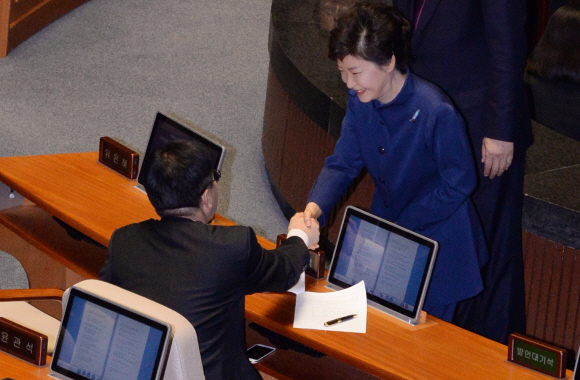 앉아서 악수하는 김윤덕 의원