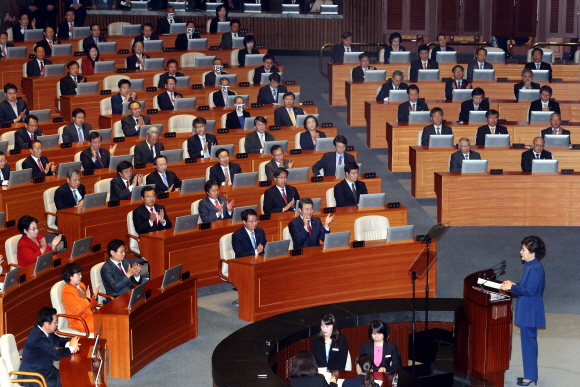 박근혜 대통령이 18일 오전 국회 본회의에서 시정연설을 하고 있는 가운데 새누리당 의원들이 연설 도중 박수를 보내고 있다. 안주영 기자 jya@seoul.co.kr