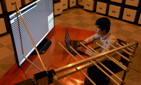 한국산업기술시험원의 쉴드룸(shield room)에 제품의 전자파 발생량을 측정 하고 있다.  이종원 선임기자 jongwon@seoul.co.kr