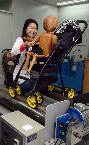 한국의류시험연구원에서 어린이 완구 및 유아용품의 안전도 검사를 하고 있다.  이종원 선임기자 jongwon@seoul.co.kr