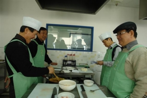 여보 나 이제 ‘삼식이’ 아니야 삼계탕도 하는, 요리책 낸 남자야