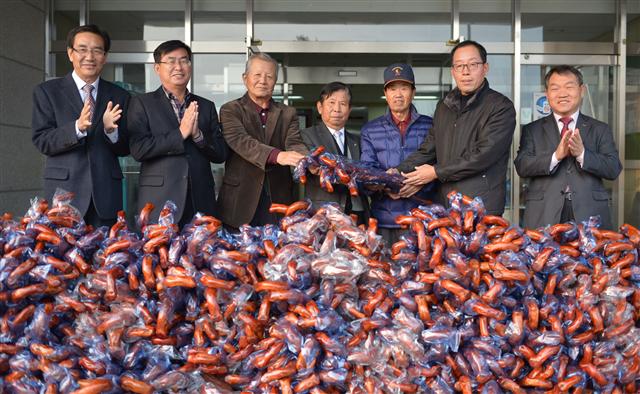충주 주덕읍사무소에 근무하는 이상홍(오른쪽에서 두 번째)씨가 지난 15일 자신이 직접 제작한 ‘효도 지팡이’ 2000개를 대한노인회 충주시지회에 선물하고 있다.  충주시 제공