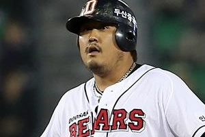 마지막 FA 최준석, 35억에 친정 롯데로