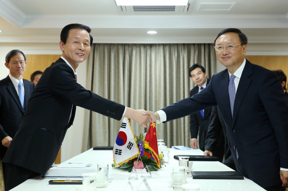 김장수(왼쪽) 국가안보실장이 18일 청와대에서 양제츠 중국 외교담당 국무위원과 한·중 고위급 외교안보 전략대화를 갖기에 앞서 악수를 하고 있다. 한·중 고위급 외교안보 전략대화는 지난 6월 한·중 정상회의 당시 합의된 사안으로 처음 열렸다.  청와대 사진기자단