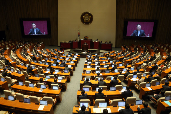 오병윤 통합진보당 원내대표가 19일 오전 국회 본회의 대정부질문에서 비교섭단체 대표연설을 하고 있다.  연합뉴스