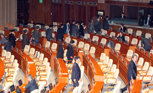 19일 국회 본회의 대정부질문에서 민주당 의원들이 새누리당 이우현 의원의 ‘강기정 의원 관련 의사진행 발언’에 반발하며 전원 퇴장하고있다.  안주영 기자 jya@seoul.co.kr