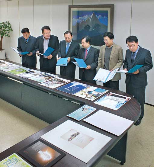 서울 중구 태평로 서울신문사에서 조병량(왼쪽에서 세번째) 한양대 광고홍보학부 명예교수 등 심사위원들이 ‘제19회 서울광고대상’에 출품된 작품들을 심사하고 있다.