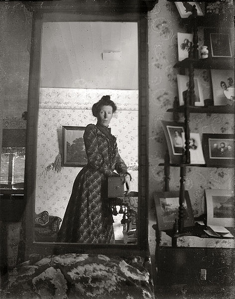 최초의 셀피(selfie), 즉 셀카. 1900년쯤 영국의 한 부인이 찍은 것으로 추정된다. 