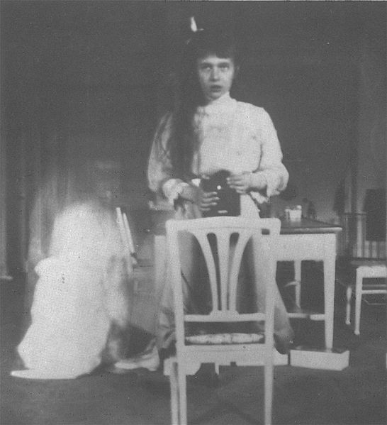 러시아의 마지막 황녀로 알려진 아나스타샤 공주가 찍은 셀피(selfie). 1914년쯤 찍은 이 사진은 10대가 찍은 최초의 셀카다. 