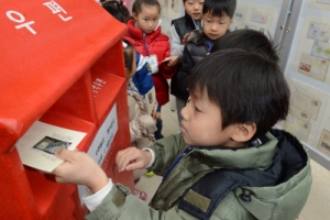 나도 우체통에 편지 넣어볼래~