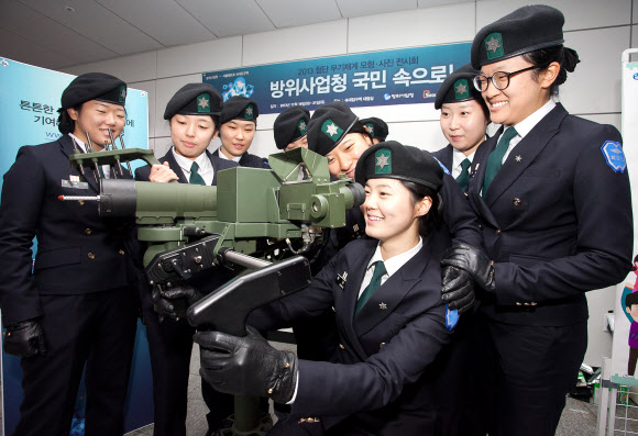 국산 휴대 미사일 ‘신궁’ 일반 공개 