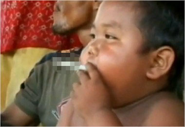 인도네시아 골초 아기 알디 리잘. 유튜브 영상캡쳐