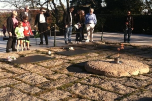 “그때가 美 정치 황금기였지”… ‘불멸의 불꽃’ 찾는 추모의 물결