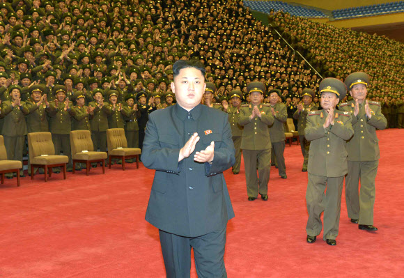 북한 김정은 국방위원회 제1위원장이 조선인민군 제2차 보위일꾼대회 참가자들과 기념사진을 찍었다고 노동신문이 21일 전했다.  연합뉴스