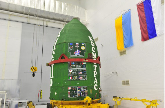 과학기술위성3호를 탑재한 러시아 드네프르 발사체의 상단 모습. 국내 최초로 우주관측 근적외선 카메라를 탑재한 과학기술위성3호는 21일 오후 1시10분(한국시간 오후 4시10분) 러시아 야스니 발사장에서 드네프르 발사체에 실려 발사된다. 미래창조과학부 제공