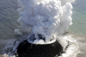 ‘해저화산 폭발’ 오가사와라제도에 지름 200m 섬 생겨… 日정부 영해 확장 반색