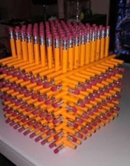 200개 연필로 쌓은 탑