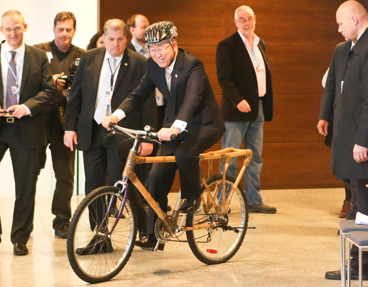 반기문 유엔 사무총장이 20일(현지시간) 유엔(UN) 기후변화 회의가 열리는 폴란드 바르샤바 회의장에서 대나무로 만든 가나의 자전거를 타고 있다.  바르샤바(폴란드)=신화/뉴시스