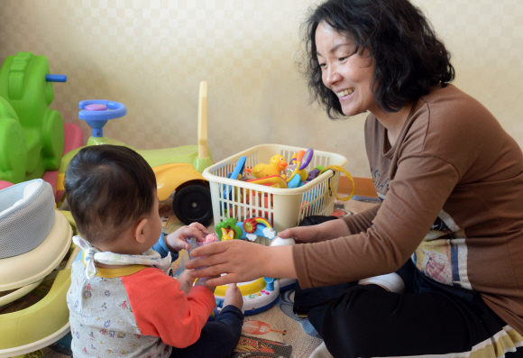 위탁모 봉사를 하고 있는 박옥희씨가 22일 서울 노원구 자택에서 위탁 아동과 놀이를 하며 즐거운 시간을 보내고 있다.  손형준 기자 boltagoo@seoul.co.kr