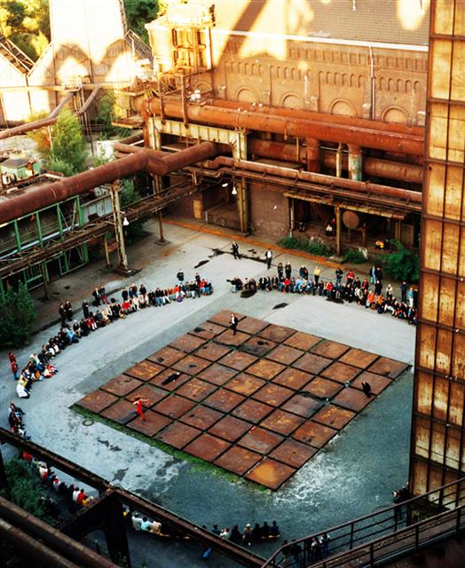 제철소에서 생태공원으로 변신한 독일 뒤스부르크 환경공원을 찾은 방문객들이 녹슨 철판 49개를 이용해 만든 ‘철의 광장’에서 공연을 감상하고 있다.  돌베개 제공