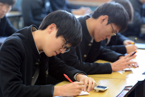 2014학년도 대학수학능력시험을 치른 수험생들이 서울상문고등학교 3학년 교실에서 가채점을 하고 있다.