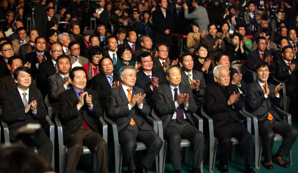 23일 충남 천안 단국대학교 체육관에서 열린 안희정 충남지사의 출판기념회를 찾은 김한길 대표와 문재인 의원, 안철수 의원 등이 박수를 치고 있다. 연합뉴스