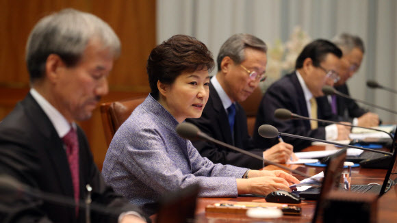 박근혜 대통령이 25일 오전 청와대에서 열린 수석비서관회의에서 발언하고 있다. 연합뉴스