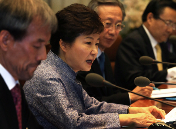 박근혜 대통령이 25일 오전 청와대에서 열린 대통령주재 수석비서관회의를 주재하고 있다.왼쪽부터 유민봉 국정기획수석,박 대통령,박준우 정무수석,주철기 외교안보수석. 이언탁 기자 utl@seoul.co.kr