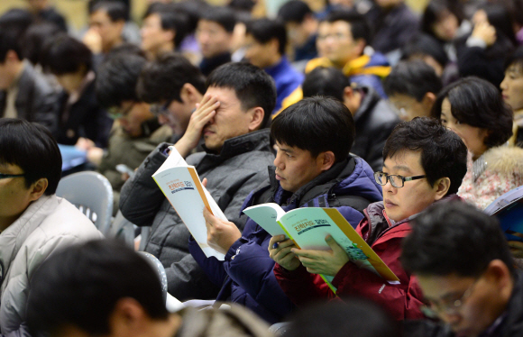 25일 서울 동대문구 이문동 한국외국어대학교 오바마홀에서 서울지역 고3 담임 교사들을 대상으로 열린 2014학년도 대입정시전형 대비 설명회에서 참가자들이 강연자의 발표를 경청하고 있다. 정연호 기자 tpgod@seoul.co.kr