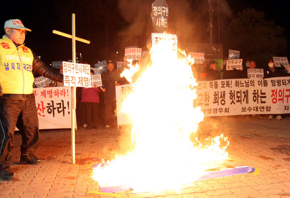 화형 당하는 정의구현사제단 모형