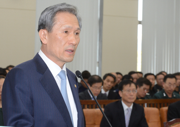 김관진 국방부 장관이 국회 국방위원회 전체회의에 참석해 있다. 연합뉴스