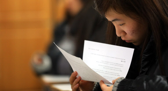 2014학년도 대학수학능력시험 성적이 발표된 27일 오전 서울 풍문여자고등학교에서 한 학생이 성적표를 확인하고 있다.  연합뉴스