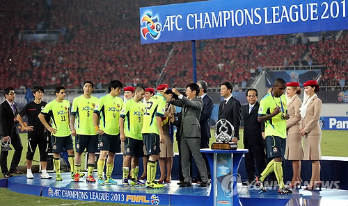 2013 아시아축구연맹(AFC) 챔피언스리그 결승 2차전 경기에서 준우승을 차지한 FC서울 선수들이 메달을 받고 있다. 연합뉴스