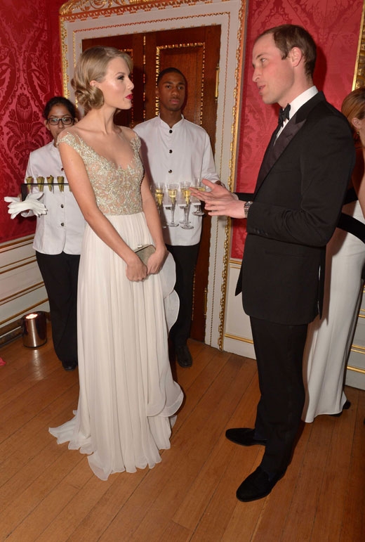 26일(현지시간) 테일러 스위프트가 영국 켄싱턴 궁전에서 열린 ‘Winter Whites Gala’에서 윌리엄 왕자와 이야기를 나누고 있다. <br>AP/뉴시스