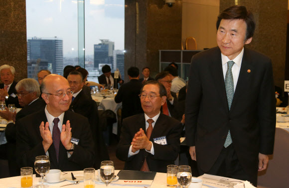 윤병세(오른쪽) 외교부 장관이 27일 서울 중구 소공동 플라자호텔에서 열린 한국국방연구원(KIDA) 주최 포럼에서 기조강연에 앞서 인사하고 있다. 왼쪽부터 벳쇼 고로 주한 일본 대사, 윤광웅 전 국방부 장관, 윤 장관. 연합뉴스