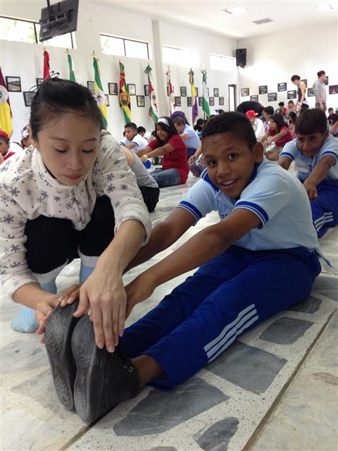 지난 10~12일 콜롬비아 툴루아의 경찰학교에서 열린 ‘어린이·청소년 예술교육 프로젝트’(PIP20+)에서 서울발레시어터 단원들이 현지 청소년들에게 발레를 가르치고 있다. 서울발레시어터 제공
